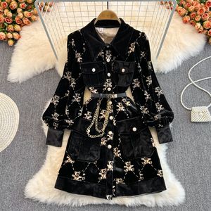 秋と冬のヘップバーンスタイルの小さな黒いドレスの女神スタイルクローズウエストショー薄いクマの印刷シングル胸ラペルゴールドベルベットスカート