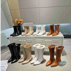 Designer Fashion Boots feminino Fall Brand Winter Marca pontuda do dedo do p￩ espesso Boots de couro Botas brancas de motociclista preto Botas de tornozelo peludas no meio da bota