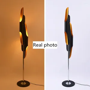 Golvlampor Modern Creative Standing LED Light vardagsrum/sovrum/studie Nordisk konstdesigner Golden Black Aluminium Tube