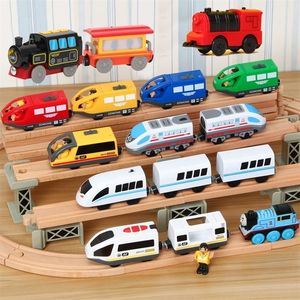 ダイキャストモデルカーキッズRCエレクトリックトレインセット機関車の磁気スロットおもちゃに合った木製鉄道トラックおもちゃ玩具ギフト220930