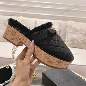 F/W Bayan Terlik Platform Yün Terlik Gerçek Deri Yün Kapitone Doku Altın Ton Metal Slayt Tasarımcı Patiği Parmak Arası Terlik Katır Sıcak Rahat Slip On Indoor Ayakkabı