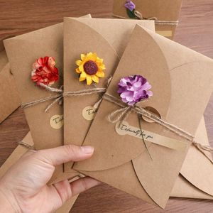 Geschenkverpackung 1 Stück Mini-Umschlag Vintage DIY Kraftpapier-Einladungsgrußkarte mit modischer handgemachter trockener Blume Hochzeitsfeier Weihnachtsgeschenk