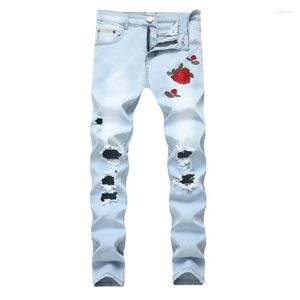 Jeans con foro strappato 2022 Ricami da uomo Fiori Pantaloni da motociclista da uomo in denim super elasticizzato con ricamo rosa