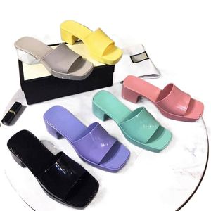 2022 chinelos robustos 2.4 Mulheres chinelos altos designers de luxo de luxuros slides de verão sandálias de borracha casual