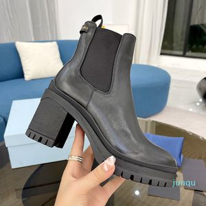 2022-Newest Ankle Boots 디자이너 삼각형 버클 장식 레이스 업 여성 신발 최고 품질의 Cowskin 탄성 밴드 7.5cm 높은 힐 두께 바닥 마틴 부츠