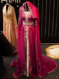Elegante marokkanische Kaftan-Abendkleider mit Hijab, fuchsiafarbener Chiffon-Kaftan mit langen Ärmeln, glänzenden Perlen, A-Linie, formelle Partykleider, arabisches Dubai-Abaya, muslimisches Ballkleid