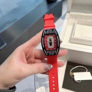 Orologio da donna al quarzo di moda Sport Cassa in acciaio inossidabile 316 Personalità Botte di vino Cinturino in silicone Diamante Rosso Quadrante vuoto di alta qualità Orologi di lusso montre homme