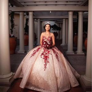 Luksusowy szampan złota cekinowa cekinowa sukienka Quinceanera z burgundowymi koronkowymi aplikacjami Sweetheart Corset Glitter Ball Stun