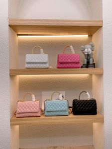 Top -Qualität Crossbody Designer -Taschen luxuriöser kleiner 25 -cm -Mode -Taschen -Schulter -Designerinnen Frauen Handtaschen Lämmerleder -Clutch mit Abzeichen Goldkettenklappe Geldbörse Brieftasche
