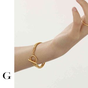 سوار سوار مصمم المجوهرات Ghidbk Europe و America Gold Color Double Layered Bermingbone Snake Schair OT Buckle Clasp Bracelets Minimalist for Girl Women