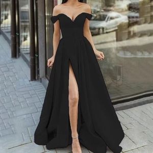 ブラックレッドイブニングドレス2022ディープVネックフォーマルプロムドレススイープトレインパイピングサイドスプリットモダンロングスカート透明なページェントパーティーガウン
