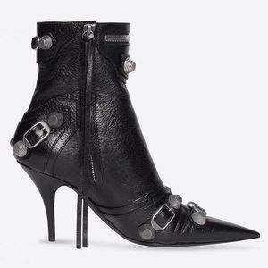 Martin Boots Fashion مدببة بعلامة أخمص القدمين الرفاهية الحافر الكعب الأساسي في الكاحل أحذية الجلود من الجلد الروماني منخفض أعلى أحذية النساء المنصة