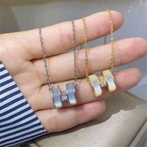 Koreanisch einfache Opal Diamant eingelegt H Titanium Stahl Halskette Verschiedene Farben Buchstabe Schlüsselbeinkette nicht verblasst341n