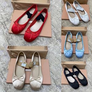 Designerschuhe Sommer Charme Walk Casual Schuh Frauen rote Ballett Fette echte Seidenmüllerschuhe Marke Klassiker Walking Flats Maultiere bequeme Luxuskleid -Ladungsstoffe