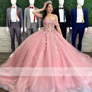 2022 ثياب quinceanera الوردي المتربة قبالة الكتف 3D الأزهار الدانتيل زين الأشرطة الملبوسة الطيات مخصصا