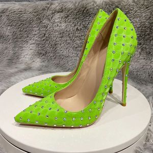 2023 Novos sapatos vermelhos de fundo feminino green cetim padrão de xadrez shinestones decoração feminino tecido pontual dedo solas vermelhas sapatos estiletto bombas de casamento de salto fino sexy