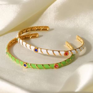 Bangle Versatile C-formad titanstålarmband 18K Gold Gemstone Green Open Armband Trendiga tillbehör Design smycken gåvor.