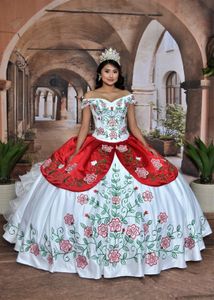 멕시코 자수 Quinceanera Dresses Ruffles Tiers Floral White 및 Red Prom Ball Gown