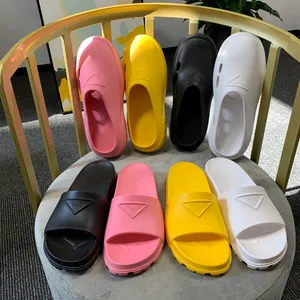 2022 Schuim rubberen muildieren slippers dikke lichtgewicht ontwerpers strandschoenen schuim loper platform hakken sandaal zwart wit geel rood 35-45