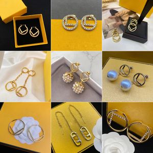 Designer Gold Hoop Stud Fashion Ladies F Glamour Design del marchio Orecchini di perle Gioielli Orecchini semplici Ladies Party Wedding Couple San Valentino