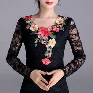 Женские блузкие рубашки черная кружевная топ -блуза с длинным рукавом плюс размером женская рубашка элегантная вышивка Hollow Out Slim осень 220826