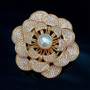 Women Brooch Flower Pearl Suit Brooches for Women Zirconia Stone Lady Pins Vintage Elegant Breastpin Coat Dress Pin Fashion Gold Plating Corsage