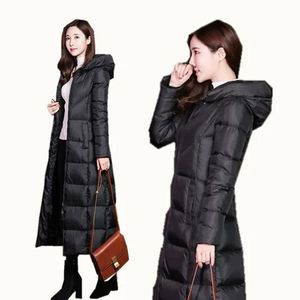 女性の毛皮のフェイクファーウィンタージャケット女性コート女性スリムパーカーオーバーニーコットンパッドドキアフード付き暖かい黒い固形ロングコート220826
