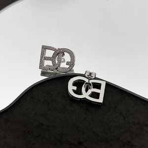 新デザインのレディースイヤリングスタッドイヤーカフ G D 文字ペンダント 18 K ゴールドメッキ抗アレルギー女性のフルダイヤモンド耳クリップデザイナージュエリー DE01