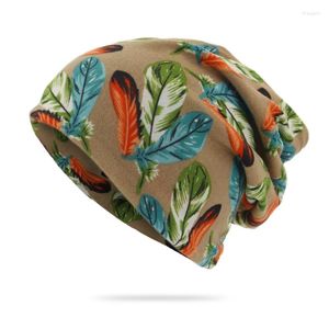 ベレット秋の冬のビーニーは女性のための帽子を編むファッション羽パターン男性の頭蓋骨キャップソフトレディース温かい帽子スカーフ