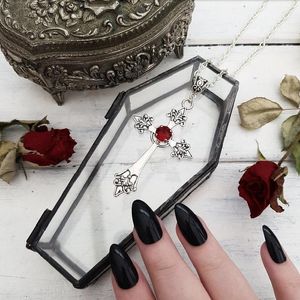 Anhänger Halsketten Goth Große detaillierte Kreuzbohr-Juwel-Halskette Silberfarbe Gothic Vampir Punk-Schmuck Wunderschönes Statement-Frauengeschenk