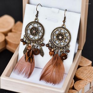 Orecchini pendenti da donna vintage con perline di legno e piume lunghe, gioielli in bronzo di Boemia con fiore intagliato rotondo appeso