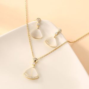 Halsketten, Armband, Designer-Schmuck, schlichtes Ginkgoblatt, Schlüsselbeinkette, Dreieck, diamantbesetzter Anhänger, Lichtmikroskop, Luxussektor-Halsketten-Ohrring-Set