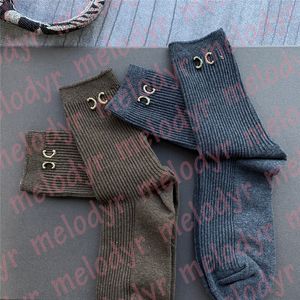 Hohe elastische lange Socken, Heimbekleidung, Damen-Skateboard-Strümpfe, Metall-Buchstabe, Sportstrumpf, atmungsaktive Socken