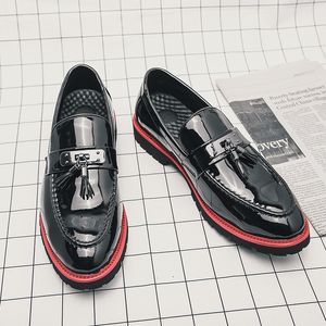 Loafers Erkek Ayakkabı Siyah Patent Deri PU Retro Tassel Slip-On Moda İş Günlük All Maç AD014