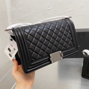 Klasik kadın moda çantaları küçük kapak orijinal deri kuzu derisi v-dikiş kapitone çocuk iç içe zincir crossbody omuz tasarımcısı yaşlı/altın