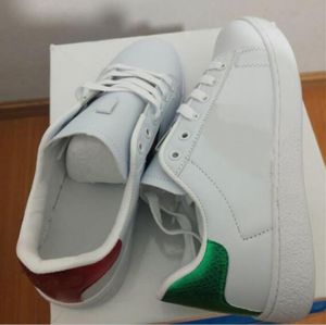 Trendência unissex Men Black White Dress Shoe Mulheres Designer Couro de alta qualidade Bordado abelha de esporte plano Up Sneakers casuais casuais casuais