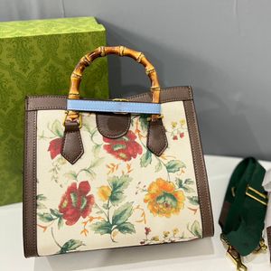 Högkvalitativa Luxurys designers väskor kvinnor broderi handväskor blomma tygväska damer casual tote bambu bun axelväskor kvinnlig stor handväska