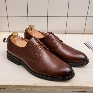 Derby Men Shoes Sapato de cor sólida pu xadrez escuro de ponta de asa de renda de moda