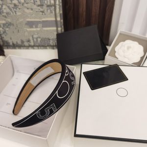 Med l￥da C098 designers pannband f￶r kvinnor flickor svart vit f￤rg modekvalitet material h￥rtillbeh￶r h￥rb￥ge pannband