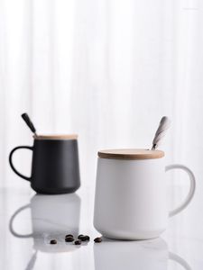 Canecas Casal criativo Caneca de cor sólida fosca com colher de tampa Easidade de porcelana limpa Copo de café preto branco para beber