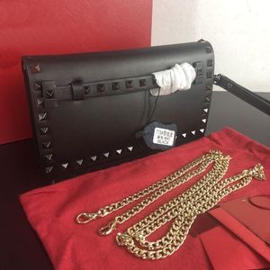 チェーンクロスボディショルダーバッグ女性フラップハンドバッグ財布本物のレザーブランドレターリベット磁気バックル高品質のソリッドカラーウォレット