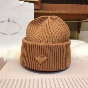 Tap de dise￱ador Popular Knited Hat Carta P Cazas de lana de lana caliente Propiedad de esqu￭ de invierno Protecci￳n fr￭a al aire libre 14 Colos