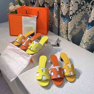 مصمم أزياء النعال Silppers Oran High Version Women 2024 Station Leather Flip Flop High High Cheels Wear Beach Sandals