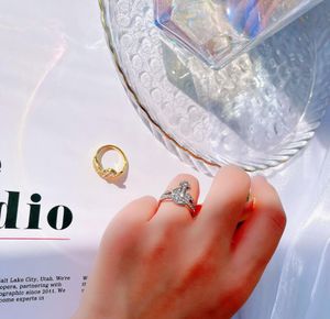 Kvinnor Zircon Saturn ringer Western Queen Planet Full Diamond Wedding Par Sweetheart Ring Designer Jewelry