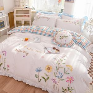 Yatak takımları beyaz pastoral tarzı çiçekler işlemeli fırfırlı pamuk seti nevresim kapak yatak keten takılmış tabaka yastık kılıfları ev tekstilleri