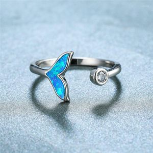 Fedi nuziali Anello con opale bianco blu delicato Apertura a coda di pesce carina regolabile per le donne Gioielli di lusso per fidanzamento color argento