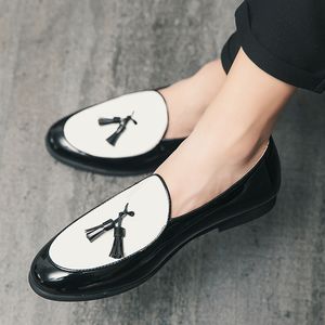 Classic och 95706 Black White Ing Loafers Men Pu Fashion Tassel All-Match Bekväma Casual Shoes AD099