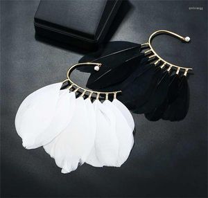 Brincos de costas exclusivas clipe de punho de penhas pretas brancas para mulheres penduradas sem orelhas sem piercing rastreadores jóias de moda
