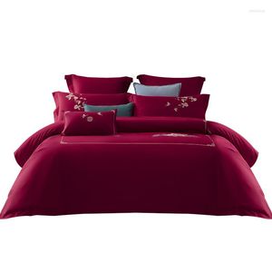 Set di biancheria da letto Caiyitang 4 pezzi Smooth Red Wedding Set Mandarin Duck Ricamo Lenzuolo Lussuoso Copripiumino stile propizio