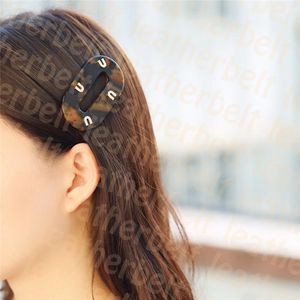 Ovala hårklipp metall bokstav hårnålar klassiska diamant akrylbarreter kvinnor designer hår tillbehör